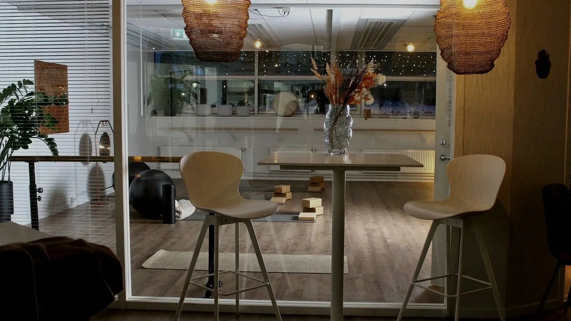 Valoisa ja lämmin joogastudio Espoossa.