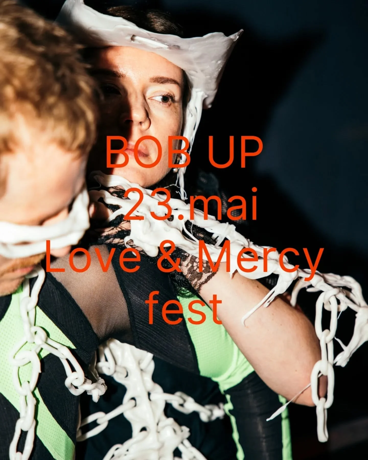 NYTT SLIPP! 

Midt blant folkemengden inntar BOB UP Bl&aring; som absurde sykkelentusiaster. Sammen med musiker Christian Wallumr&oslash;d, lysr&oslash;r og bevegelse lar vi nysgjerrigheten spinne.

BOB UP er dansekunstnerne @theludvig @wigdelida @su