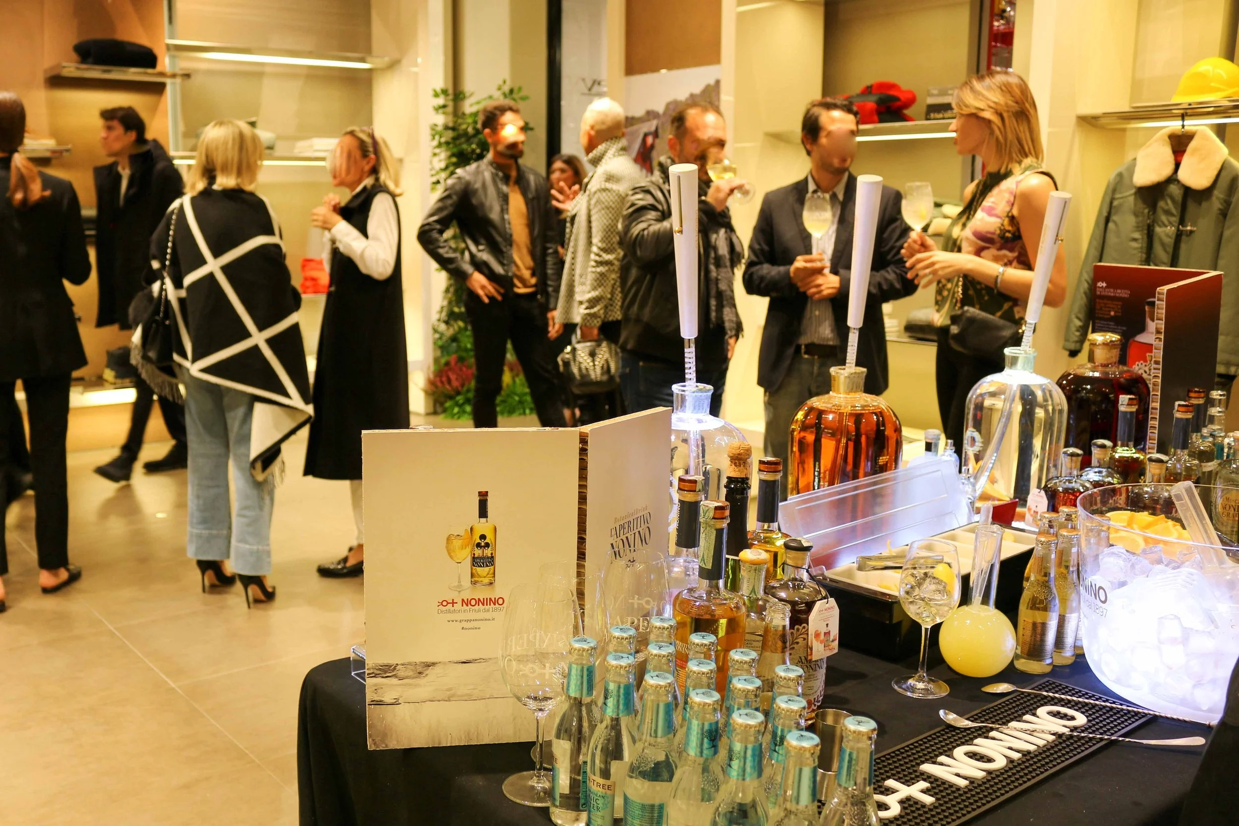 negozio centro mondadori catering.jpg