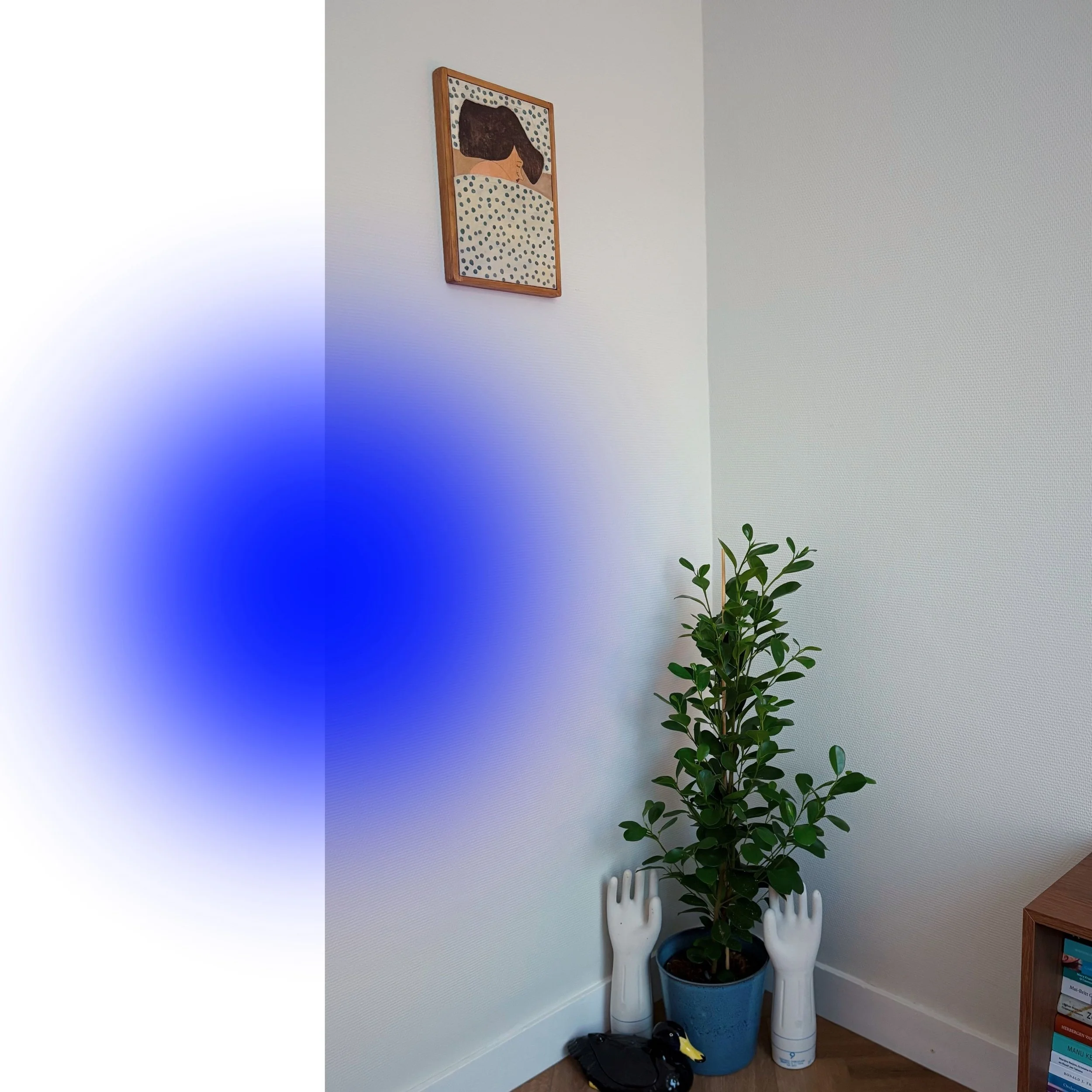 Groene plant en witte keramische handen tussen bijzondere objecten in de praktijkruimte van Het Blauwe Uur.