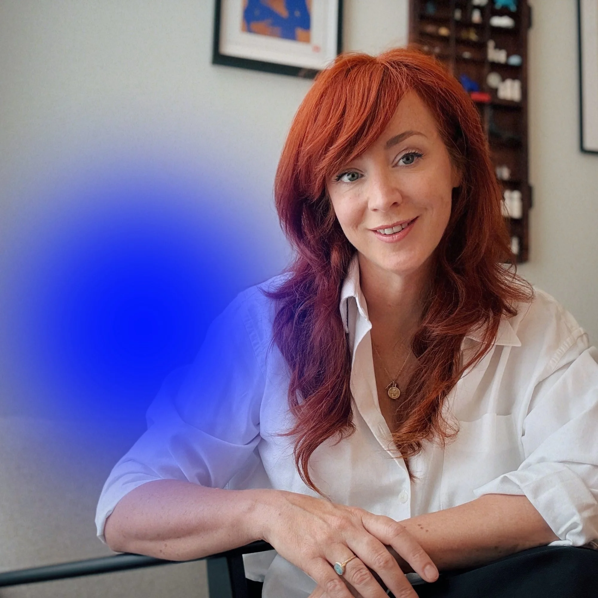 Portret van Esther, verlies- en rouwtherapeut bij Het Blauwe Uur, voor een witte achtergrond.
