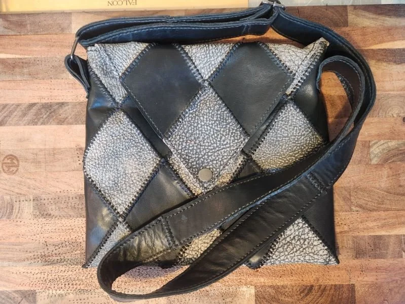 Black & Gray Diamond-Patterned Crossbody
