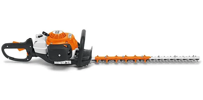 Orange-weiße benzinbetriebene Heckenschere der Marke Stihl mit doppelseitigem Schneidmesser zur Miete für den professionellen und präzisen Schnitt von Hecken und Sträuchern.