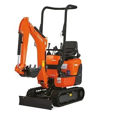 Kompakter, orange-schwarzer Minibagger der Marke Kubota (Modell K008-5) mit Raupenfahrwerk, Planierschild, Überrollbügel und Tieflöffel zur Miete für effiziente Grab- und Erdarbeiten auf beengten Baustellen oder im Garten- und Landschaftsbau.
