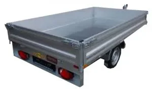 Großer einachsiger Kastenanhänger aus Metall mit hoher Bordwand und offener Ladefläche.