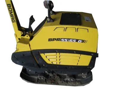 Schwere, reversierbare Rüttelplatte (Vibrationsplatte) der Marke BOMAG (Modell BPR 55/65 D) in markantem Gelb und Schwarz mit robuster Vollschutzhaube für den Motor und ergonomischer Führungsdeichsel.