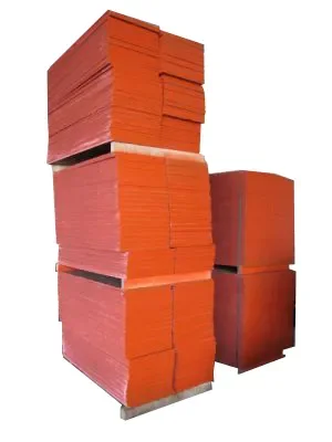 Große, auf Paletten gestapelte Mengen an orangen Schaltafeln (Schalungsplatten) aus Holz im Format 0,50 x 1,50 m zur Miete für den flexiblen, formstabilen und großflächigen Einsatz bei Schalungs- und Betonierarbeiten auf Baustellen.