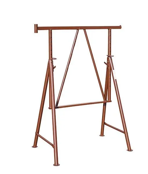 Brauner, höhenverstellbarer Gerüstbock der Marke Müba aus robustem Metall mit stabilem A-Gestell und Steckbolzen-Arretierung zur Miete für das sichere und flexible Errichten von temporären Arbeitsplattformen und Laufbühnen bei Bau.