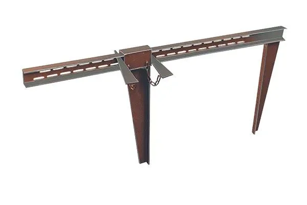 Große, verstellbare Fundamentzwinge aus robustem Metall mit gelochter Schiene und praktischem Keilverschluss zur Miete als Schalungszubehör für das stufenlose, maßgenaue.