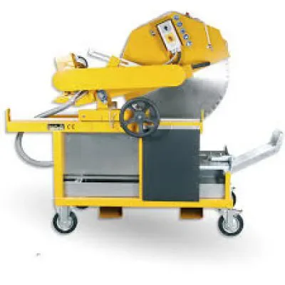 Hier ist der ALT-Text auf Deutsch:  Große, fahrbare elektrische Blocksteinsäge der Marke Cedima in markantem Gelb-Grau mit großem Diamantsägeblatt, Handrad zur Vorschubsteuerung, integrierter Wasserwanne und robusten Lenkrollen