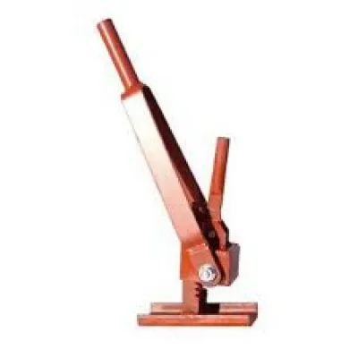 Roter, robuster Spanner für Federspannschlösser aus Metall mit langem Hebelarm und stabiler Grundplatte zur Miete als Schalungszubehör für das kraftsparende und exakte Anspannen von Schalungsdrähten bei Betonierarbeiten auf Baustellen.