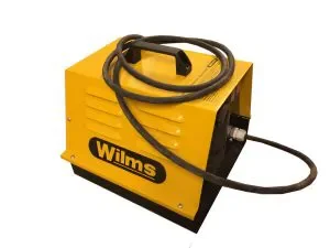 Gelber, tragbarer Elektro-Heizlüfter der Marke Wilms in eckiger Bauweise mit Tragegriff zur Miete für die saubere und sichere Beheizung von Baustellen, Werkstätten oder geschlossenen Räumen.