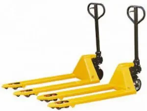 Zwei gelbe manuelle Handhubwagen der Marke Pfeifer zur Miete für den einfachen und flexiblen Transport von Paletten und schweren Lasten auf ebenen Untergründen.