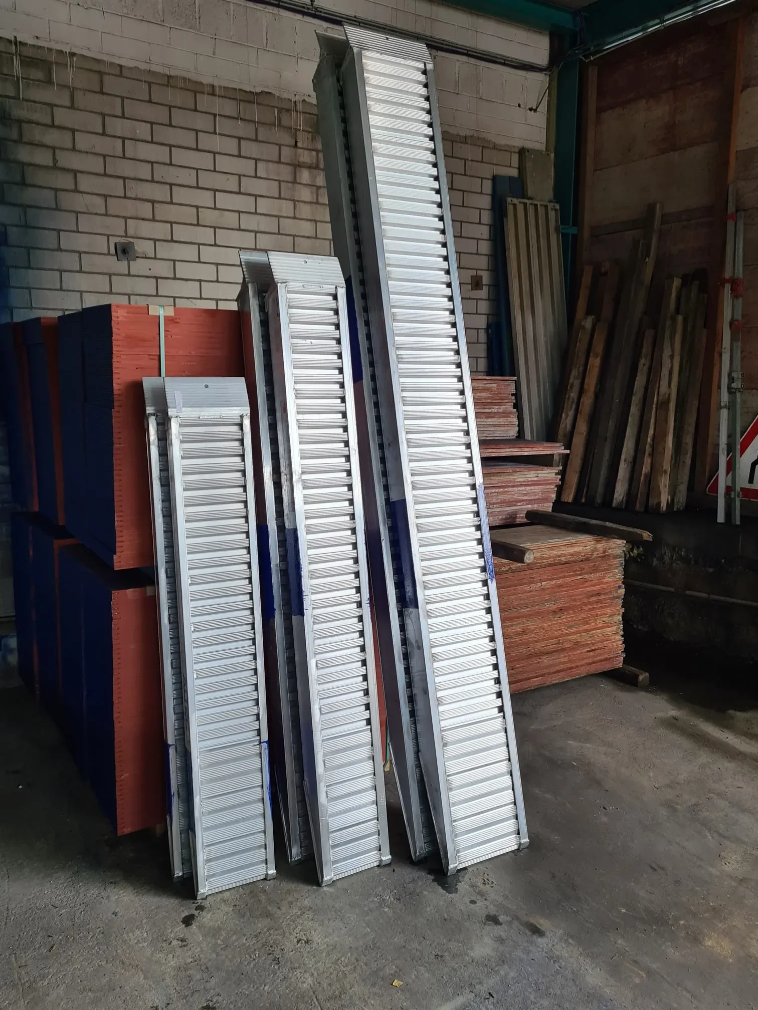 Robuste Aluminium-Auffahrrampen in verschiedenen Längen für die sichere Verladung von Baumaschinen zur Miete.