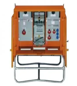 Orangefarbener Baustromverteiler mit CEE- und Schuko-Steckdosen auf stabilem Metallständer zur Miete für die Stromversorgung auf Baustellen.