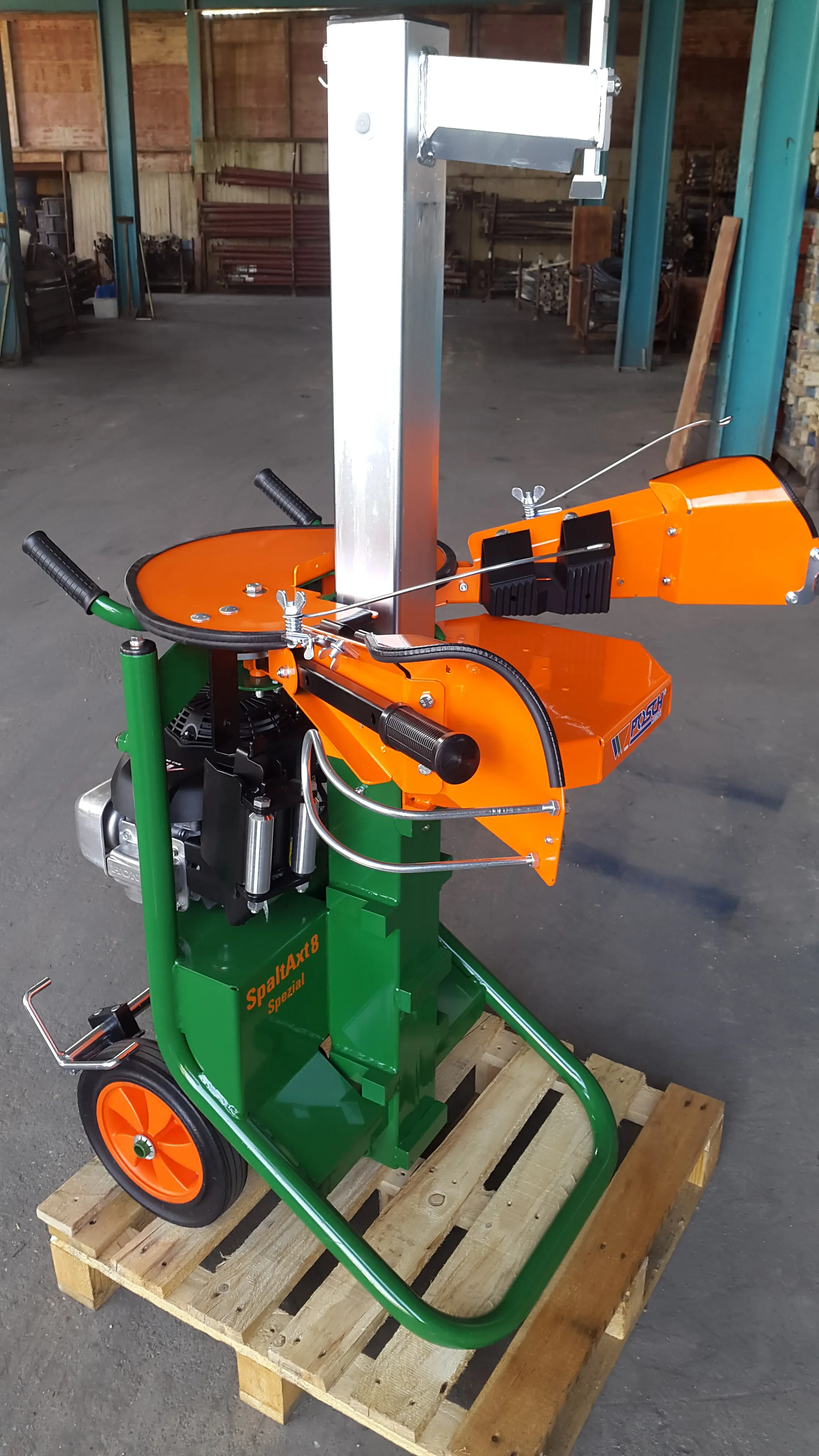 Grün-oranger Benzin-Holzspalter der Marke Posch (Modell SpaltAxt 8) zur Miete für das effiziente und sichere Spalten von Brennholz.