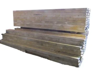 Ordentlich gestapelte, gelbe H20-Holzträger (Schalungsträger) mit 3,60 m Länge zur Miete als Schalungszubehör für die Erstellung von sicheren und tragfähigen Unterkonstruktionen bei Deckenschalungen und Betonierarbeiten auf Baustellen.