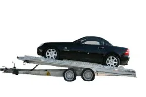 Autotransportanhänger mit Auffahrschiene, beladen mit einem schwarzen Pkw.