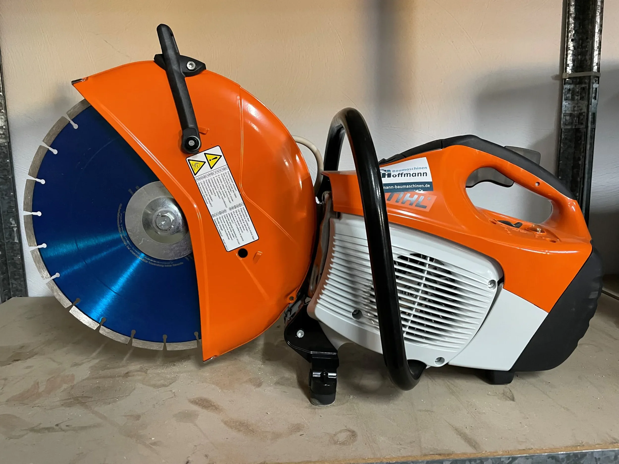 Handgeführter, benzinbetriebener Trennschleifer (Motorflex/Betonsäge) der Marke STIHL (Modell TS 420) in markentypischem Orange-Weiß mit großem, blauem Diamantsägeblatt, robustem Blattschutz, ergonomischem Rundumgriff und Aufkleber.