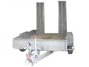 Maschinentransportanhänger aus Metall mit offener Ladefläche und zwei Auffahrrampen.