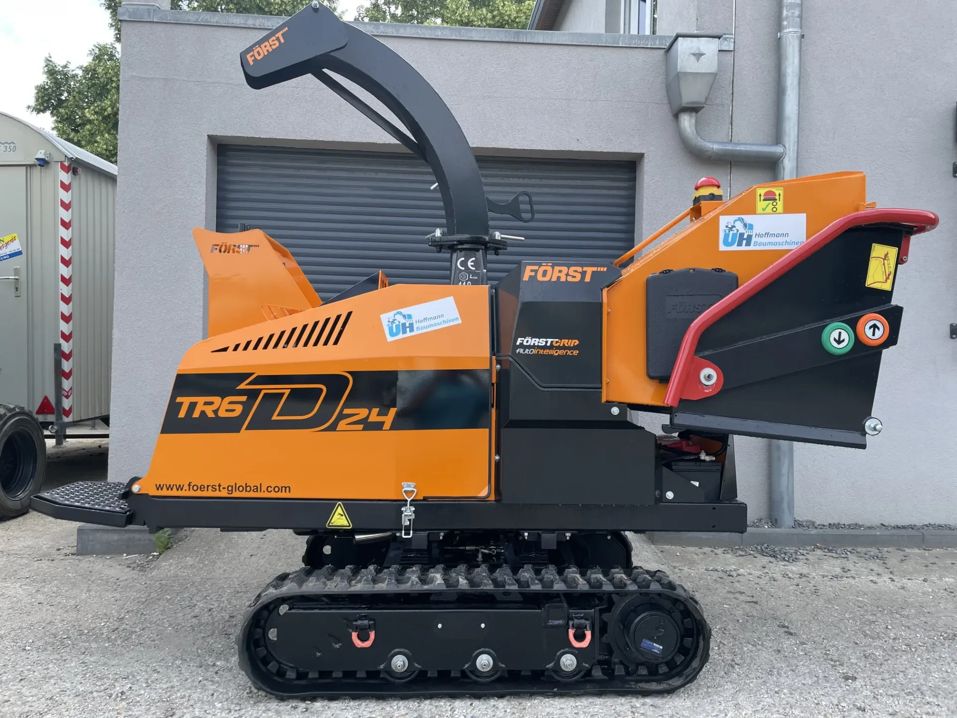 Orange-schwarzer Holzhäcksler der Marke Först auf Raupenfahrwerk zur Miete für die professionelle Zerkleinerung von Ästen und Schnittgut in unwegsamem Gelände.