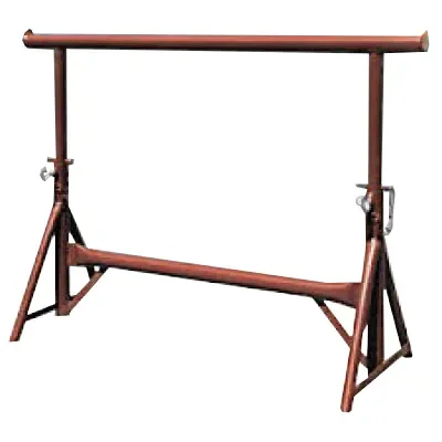 Brauner, robuster Putzergerüstbock aus Metall mit stufenweiser Höhenverstellung zur Miete für das sichere und flexible Errichten von temporären Arbeitsplattformen bei Verputz-, Maurer- und Innenausbauarbeiten auf Baustellen.