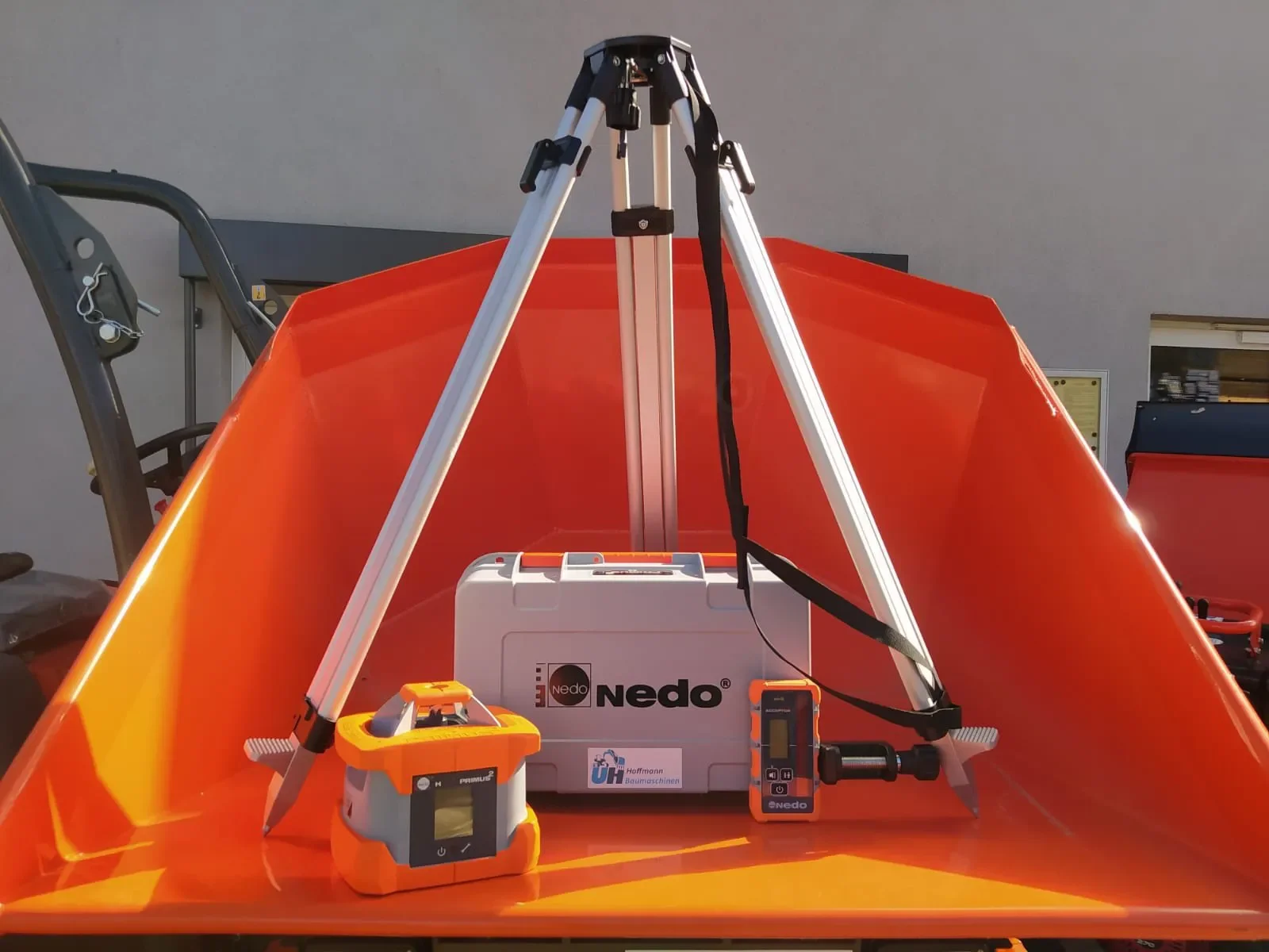 Nedo Rotationslaser-Set bestehend aus Laser, Kurbelstativ, Empfänger und Transportkoffer zur Miete für präzise Vermessungsarbeiten.