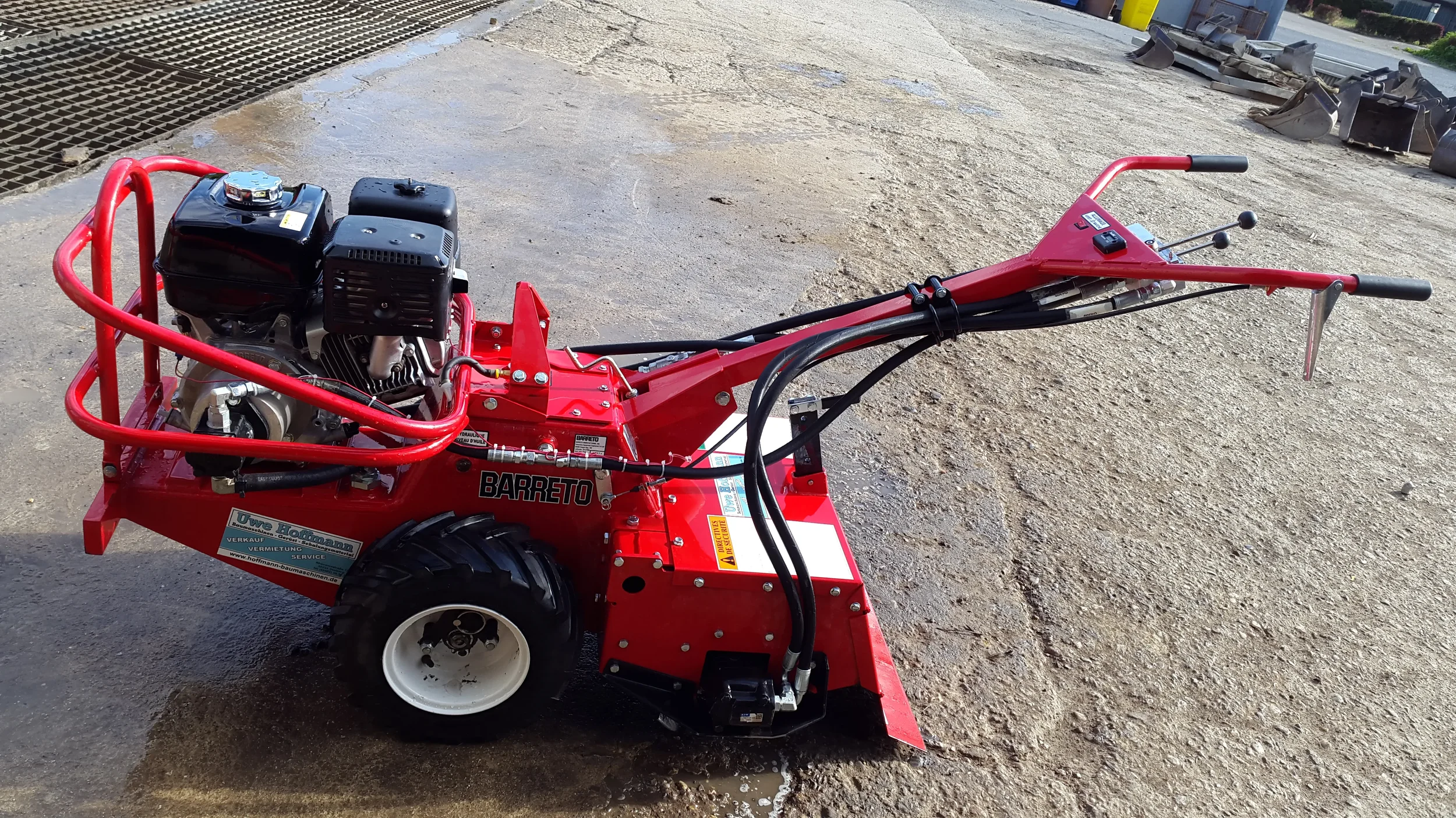 Rote benzinbetriebene Gartenfräse der Marke Barreto zur Miete für das professionelle Umgraben und die effiziente Bodenbearbeitung.
