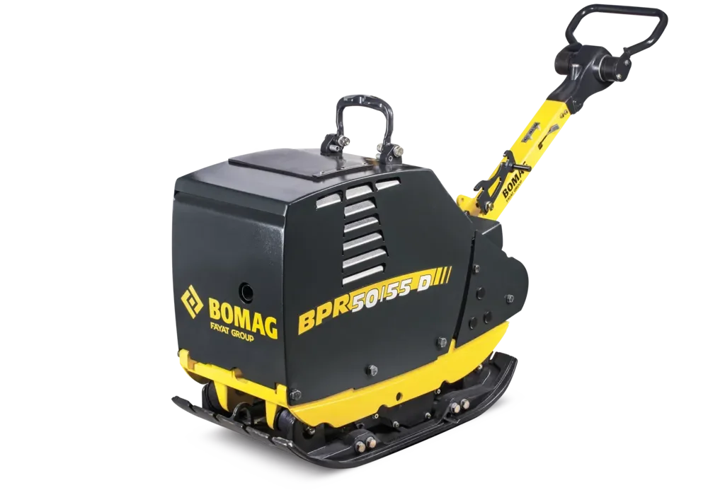 Schwere, reversierbare Rüttelplatte (Vibrationsplatte) der Marke BOMAG (Modell BPR 50/55 D) in markantem Dunkelgrau und Gelb mit robuster Vollschutzhaube für den Motor, zentraler Hebeöse und ergonomischer Führungsdeichsel.