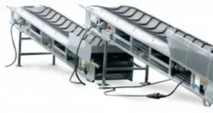 Zwei in Reihe aufgestellte elektrische Förderbänder aus verzinktem Stahl mit strukturiertem Gummigurt zur Miete für den flexiblen Materialtransport über längere Strecken.