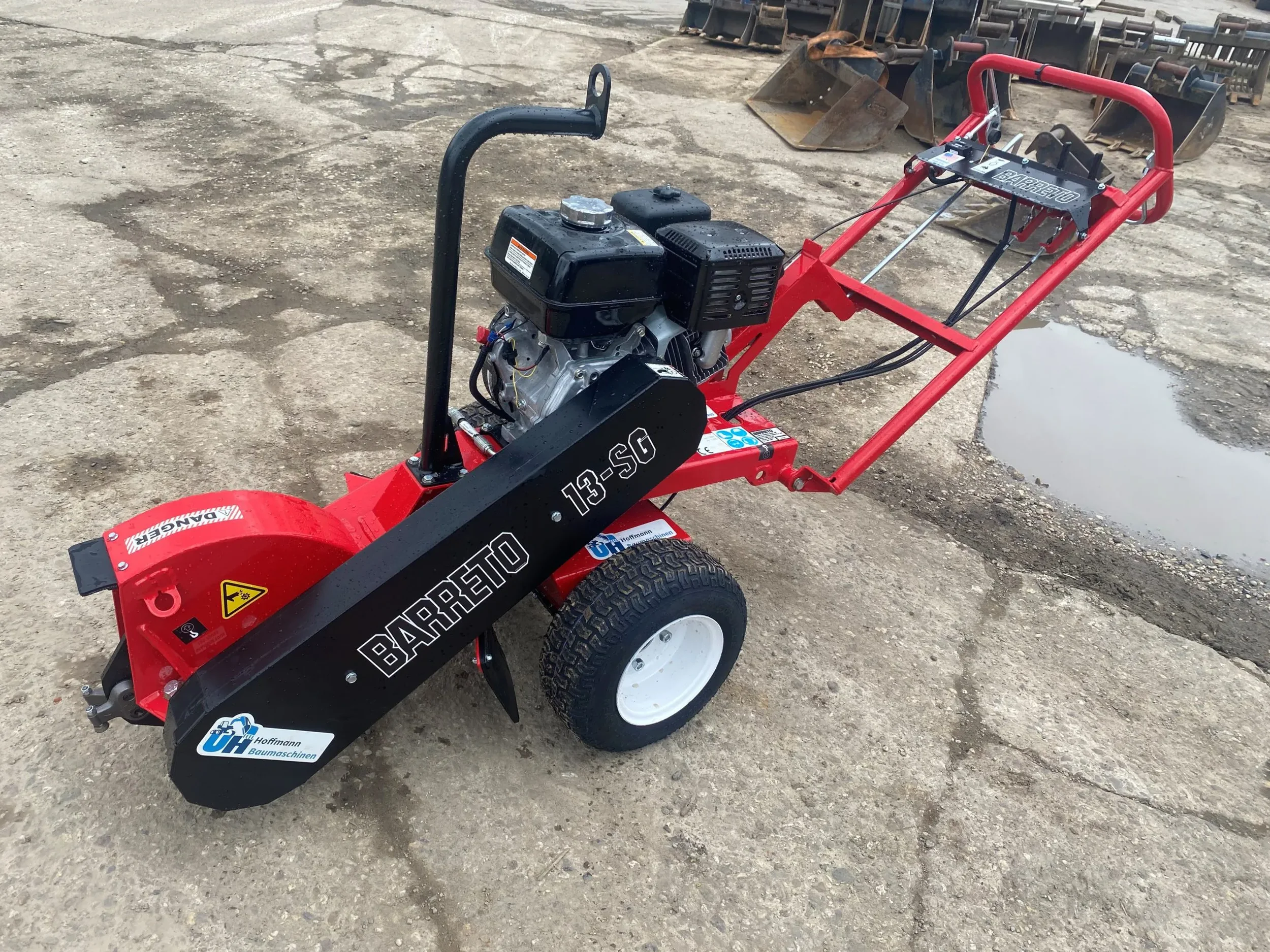 Rot-schwarze benzinbetriebene Wurzelfräse der Marke Barreto (Modell 13-SG) zur Miete für das effiziente und professionelle Entfernen von Baumstümpfen und Wurzelwerk.
