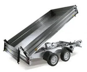 Zweiachsiger Kippanhänger aus Metall mit gekippter Ladefläche und Deichsel.