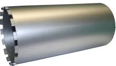 Zylindrische Diamantbohrkrone mit Schneidsegmenten zur Miete als Zubehör für Kernbohrgeräte für das exakte und saubere Bohren in Beton, Stahlbeton und Mauerwerk.
