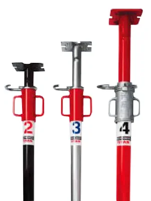 Drei aufrecht stehende, verstellbare Stahlstützen (Deckenstützen/Baustützen) der Marke Ischebeck (Serie Titan) mit farblich markierten Rohren, robustem Schraubgewinde