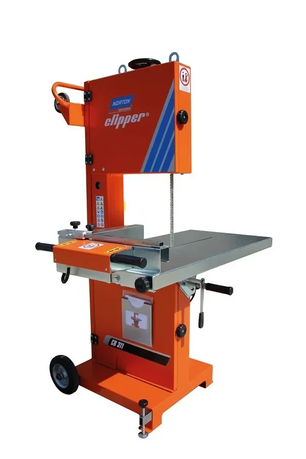 roße, elektrische Steintrenn-Bandsäge (Porenbetonsäge) der Marke Norton Clipper (Modell CB 311) in auffälligem Orange mit robustem Gehäuse, geräumigem Auflagetisch, präziser Sägebandführung und Transporträdern.