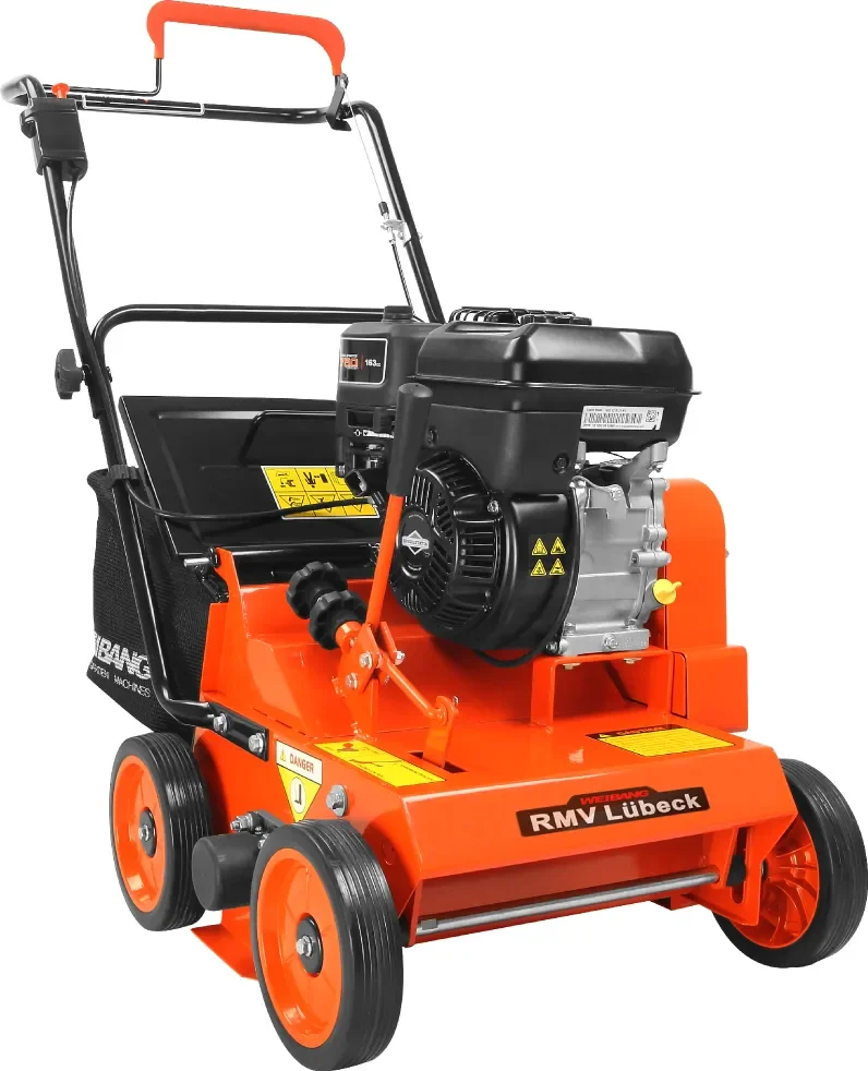 Orange-schwarzer Benzin-Vertikutierer der Marke Weibang zur Miete für die professionelle Rasenpflege und das Entfernen von Moos und Rasenfilz.