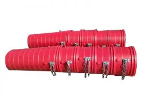 Rote Bauschuttrutschen-Elemente aus Kunststoff mit Befestigungsketten zur Miete für den sicheren Abtransport von Bauschutt.