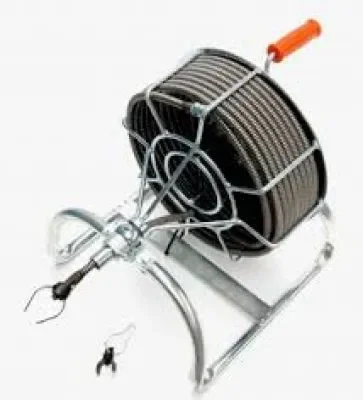 Manuelle Rohrreinigungsspirale im robusten Metallgestell mit orangefarbener Handkurbel und Greifwerkzeug zur Miete für die effektive und mechanische Beseitigung von hartnäckigen Verstopfungen in Abflussrohren und Kanälen.