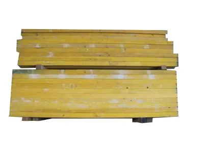 Ordentlich gestapelte, gelbe H20-Holzträger (Schalungsträger) in den Längen 2,90 m und 3,30 m zur Miete als Schalungszubehör für die Erstellung von sicheren und tragfähigen Unterkonstruktionen bei Deckenschalungen und Betonierarbeiten auf Baustellen.