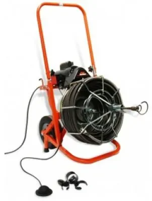 Elektrische Rohrreinigungsmaschine (Kanalspirale) im fahrbaren, orangefarbenen Gestell mit Fußpedal und verschiedenen Aufsätzen zur Miete für die kraftvolle und professionelle Beseitigung von hartnäckigen Verstopfungen in Rohren und Kanalsystemen.