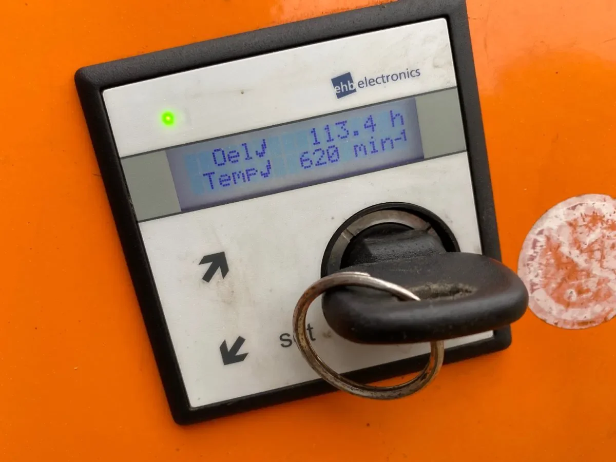 Detailaufnahme des Bedienpanels (EHB electronics) am Jensen A530XL Raupenhäcksler mit Display, Betriebsstundenzähler und Zündschlüssel.