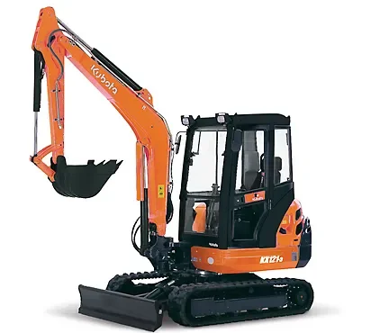 Leistungsstarker, orange-schwarzer Minibagger der Marke Kubota (Modell KX121-3) mit geschlossener Kabine, Raupenfahrwerk, Planierschild und Tieflöffel zur Miete für vielseitige Grab- und Erdarbeiten auf Baustellen sowie im Garten- und Landschaftsbau.