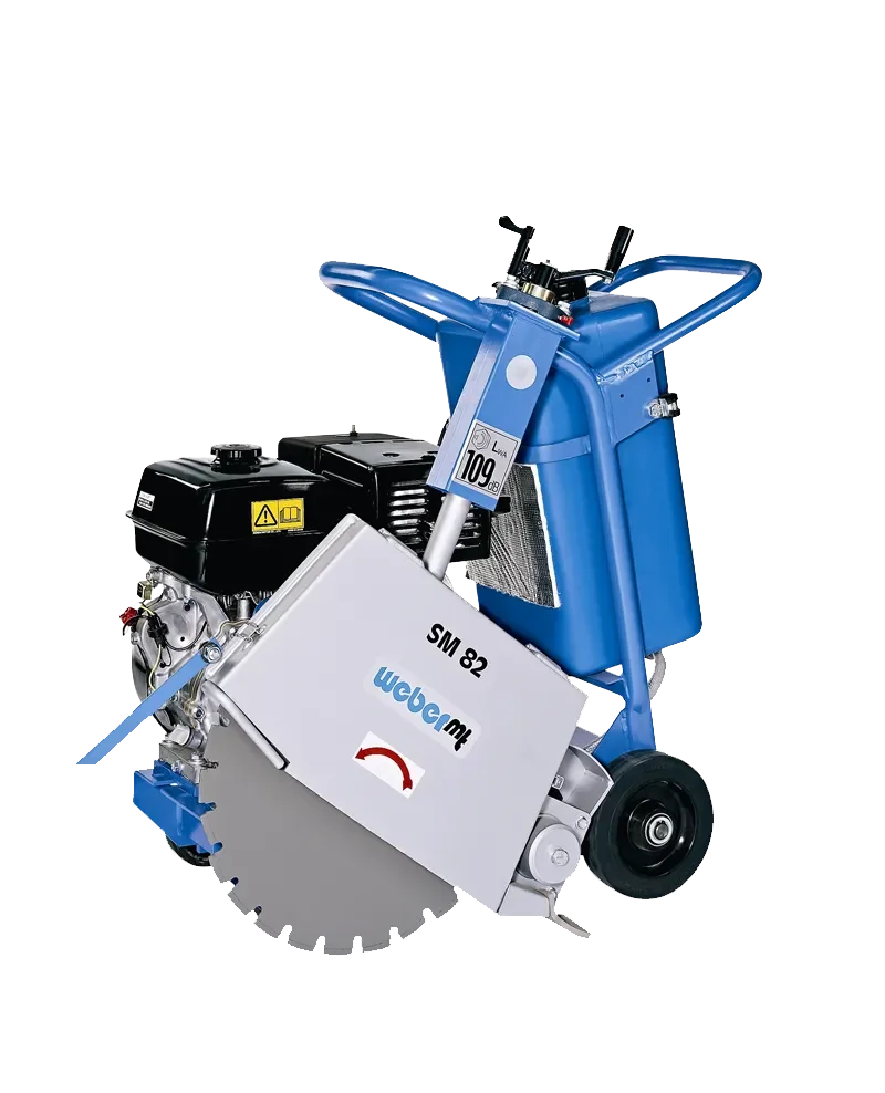 Leistungsstarker, benzinbetriebener Fugenschneider (Asphaltschneider/Betonschneider) der Marke Weber mt (Modell SM 82) mit großem, blauem Wassertank zur Staubbindung und Kühlung.
