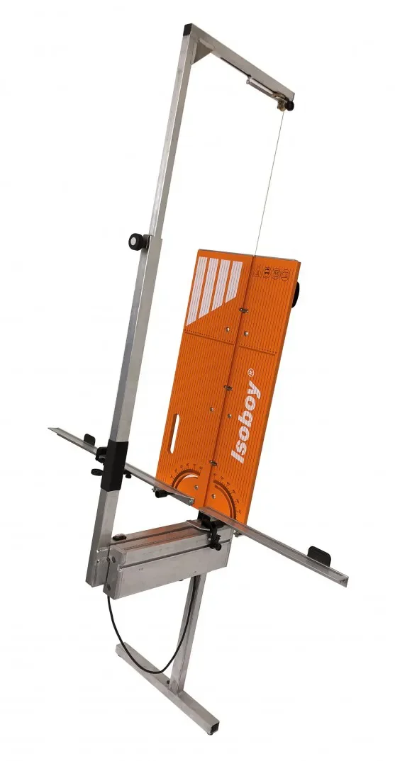 Professionelles, elektrisches Styroporschneidegerät (Heißdrahtschneider) der Marke isoboy als Standmodell mit robustem Aluminiumrahmen, markanter oranger Auflageplatte inklusive Maß- und Winkelskalen sowie verstellbarem Schneidebügel.