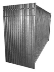 Bauzaun aus verzinkten Metallgittern, als Eckelement aufgestellt.