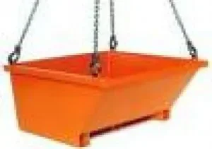 Orangefarbene Schuttmulde (Kranmulde) mit Kettengehänge zur Miete für den sicheren und effizienten Abtransport von Bauschutt, Erde oder Schüttgut per Kran auf Baustellen.