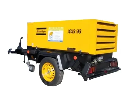 Leistungsstarker, gelber fahrbarer Baukompressor der Marke Atlas Copco (Modell XAS 96) auf Einachs-Fahrgestell mit Zugvorrichtung zur Miete für die zuverlässige mobile Druckluftversorgung von Sandstrahlgeräten