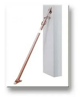 Längenverstellbare Richtstütze (Schrägstütze) der Marke Ischebeck aus Metall, schräg an einem vertikalen Bauteil montiert, mit beweglichen Gelenkplatten an Fuß und Kopf zur Miete als Schalungszubehör für das exakte Ausrichten.