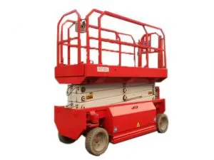 Rote Scherenarbeitsbühne auf Rädern mit Geländer und Arbeitsplattform.