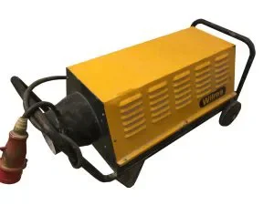 Gelber, fahrbarer Elektro-Heizlüfter der Marke Wilms in länglicher Bauweise mit Transportgriff, rundem Luftauslassstutzen und Starkstromanschluss zur Miete für die leistungsstarke und saubere Beheizung von Baustellen, Werkstätten oder großen Räumen.